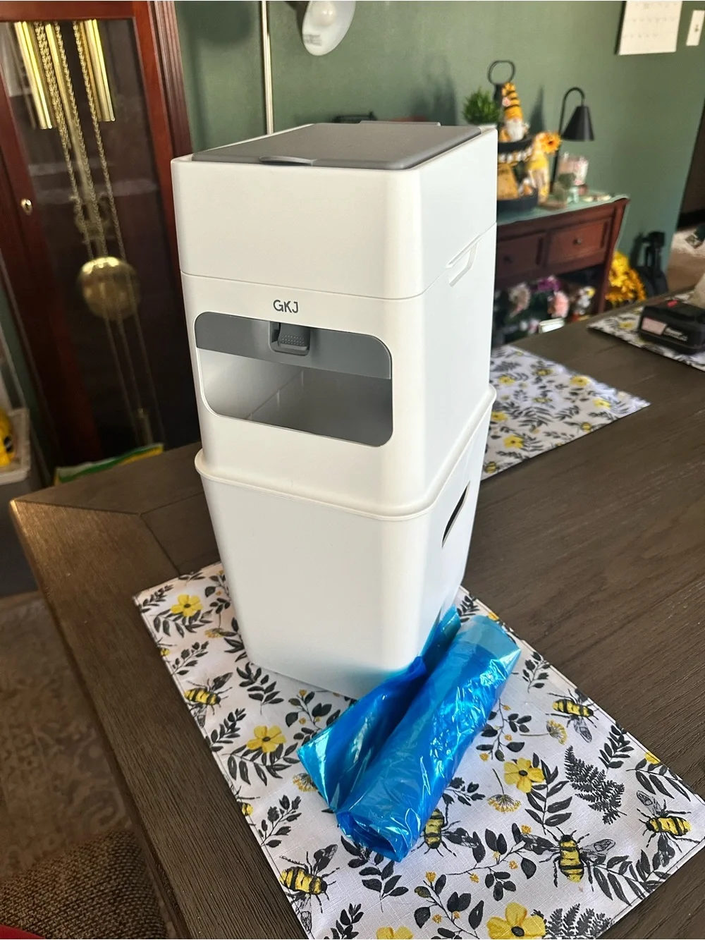 Cat litter box dispenser with bags